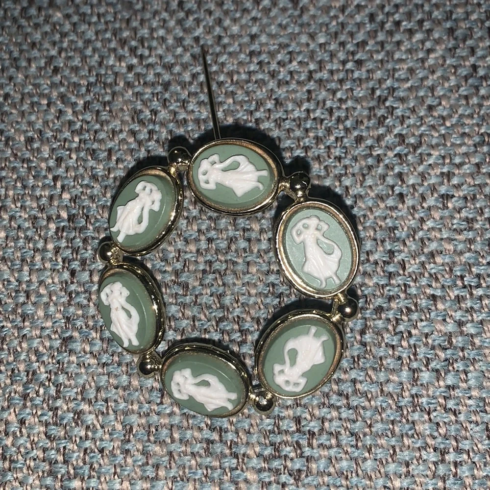 VINTAGE CAMEO BROOCH silver-toned. Cameos look green but they’re blue - Picture 3 of 3